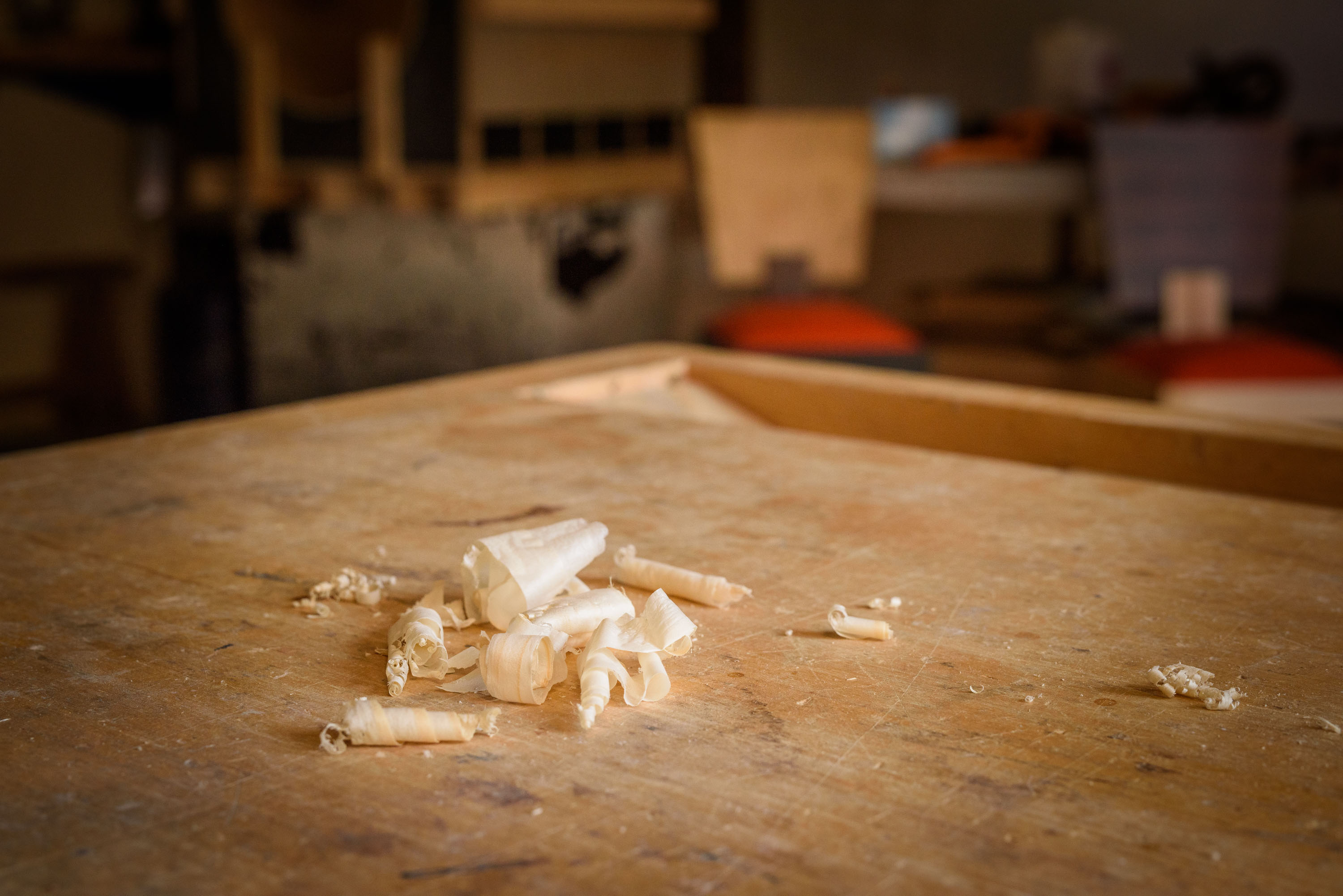 Copeaux de bois sur l'établi de l'atelier